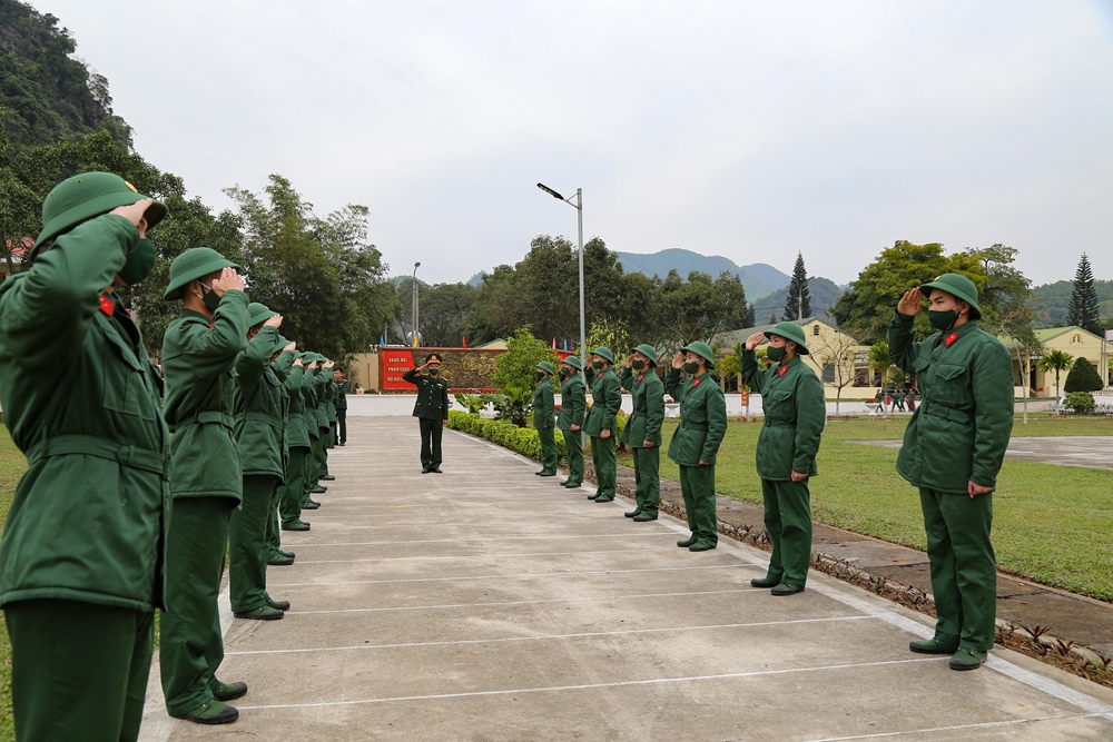 Bước đầu làm quen động tác chào.